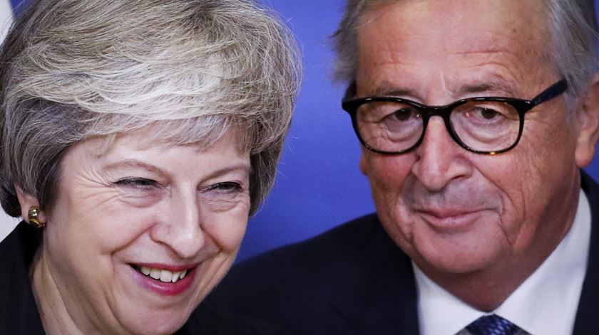 May e Juncker vão encontrar-se esta terça-feira em Bruxelas. Foto: Olivier Hoslet/EPA