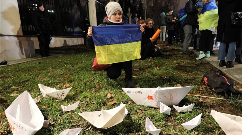 Protesto em Varsóvia, Polónia, contra a captura de navios ucranianos. Foto: Pawel Supernak/EPA