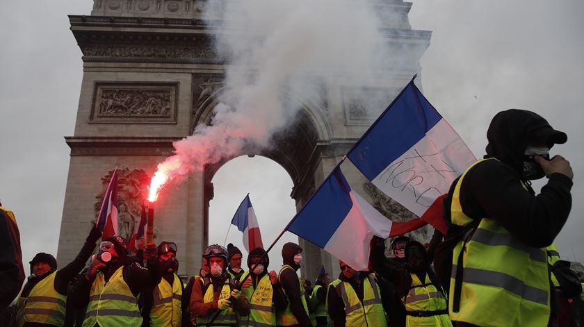 Confrontos em Paris, no terceiro dia de manifestações dos "coletes amarelos" FOTO: Yoan Valat / EPA