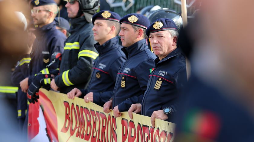 Bombeiros sapadores e municipais em protesto. Foto: Manuel de Almeida/Lusa