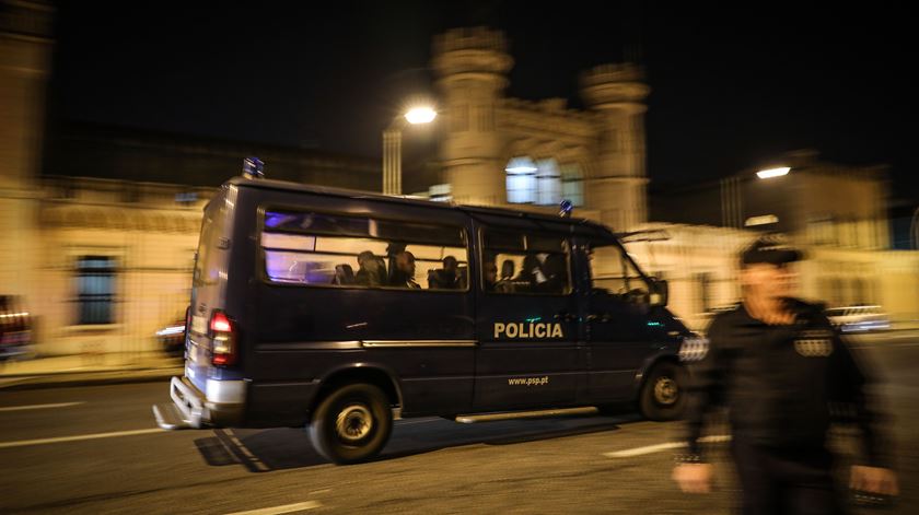 Polícia interveio em Loures para dispersar uma multidão e três agentes acabaram feridos. Foto: Miguel A. Lopes/Lusa