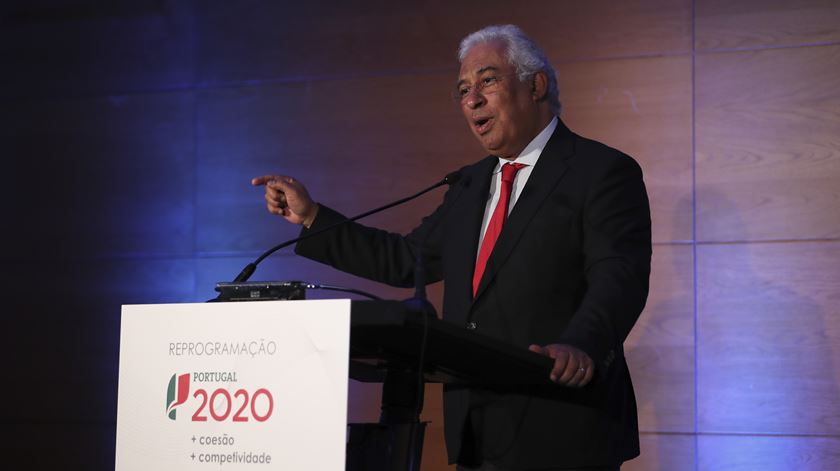 "Competividade" ou sílabas a menos também no material de marketing do Governo. António Costa na sessão de Aprovação da Reprogramação do Portugal 2020. Foto: José Sena Goulão/Lusa