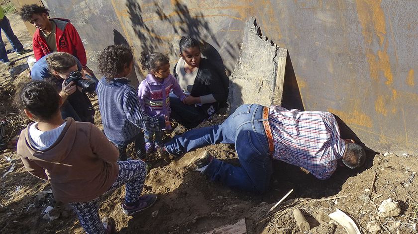 Migrantes procuram atravessar a fronteira entre o México e os Estados Unidos. Foto: Márico Resende/EPA