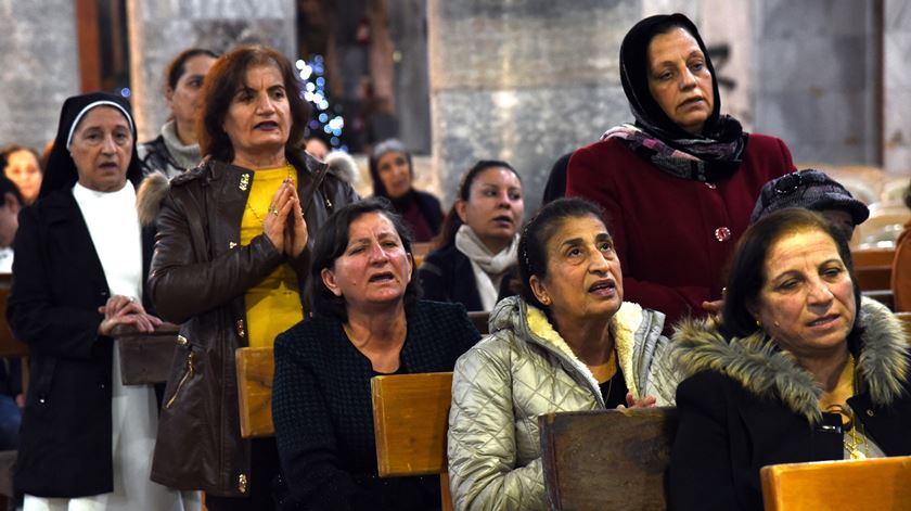 Cristãos celebram missa na cidade de Qaraqosh Iraque perto de Mossul. Foto de arquivo: Ammar Salih/EPA