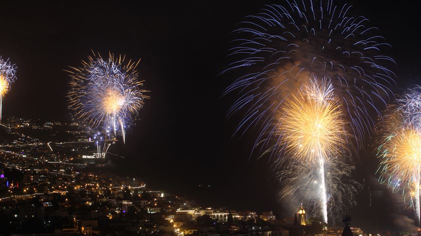 Fogo de artifício na Madeira. Oito minutos, um milhão de euros e oito toneladas de pólvora