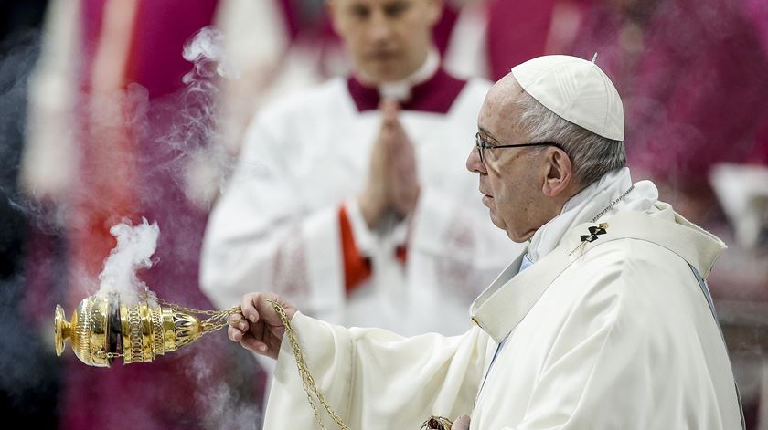 Papa começa ano com mensagem de valorização da maternidade