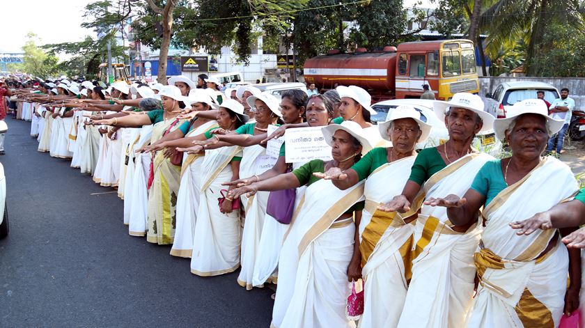 Cordão humano com cinco milhões de indianas pela igualdade de género. Foto: Prakash Elamakkara/EPA