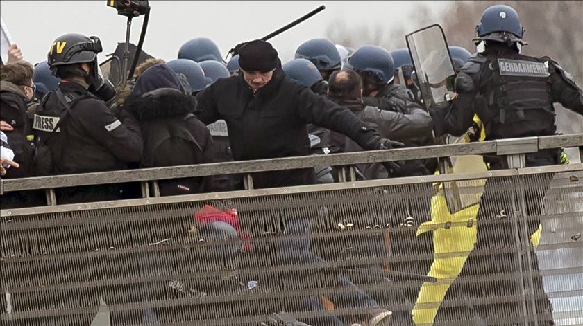 Christophe Dettinger, de gorro preto, carrega sobre a polícia. Foto: Ian langsdon/EPA