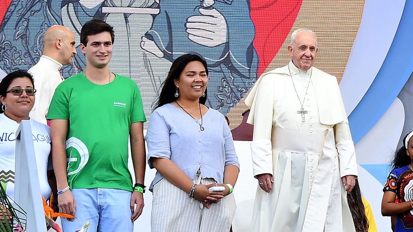 Joaquim Goes (à esquerda, de camisola verde) esteve com o Papa Francisco na cerimónia de acolhimento Foto: EPA