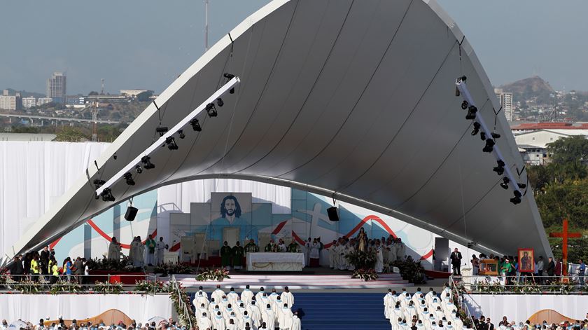 Missa de fecho no campo São João Paulo II. Foto: Esteban Biba/ EPA