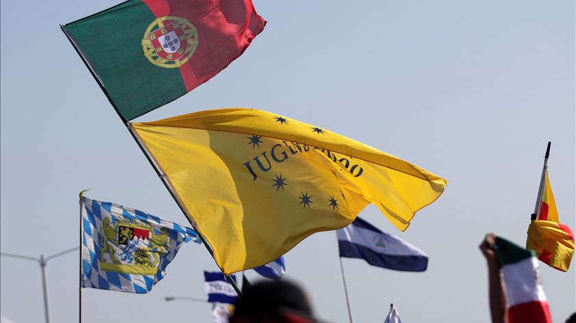 Bandeira portuguesa na missa de encerramento da Jornada Mundial da Juventude no Panamá, em 2019. Foto: Bienvenido Velasco/EPA