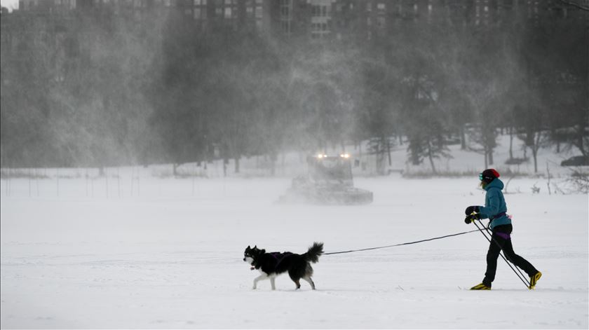 Vai estar mais frio nos EUA do que nalgumas zonas da Antártida. Vídeo: Marília Freitas/RR