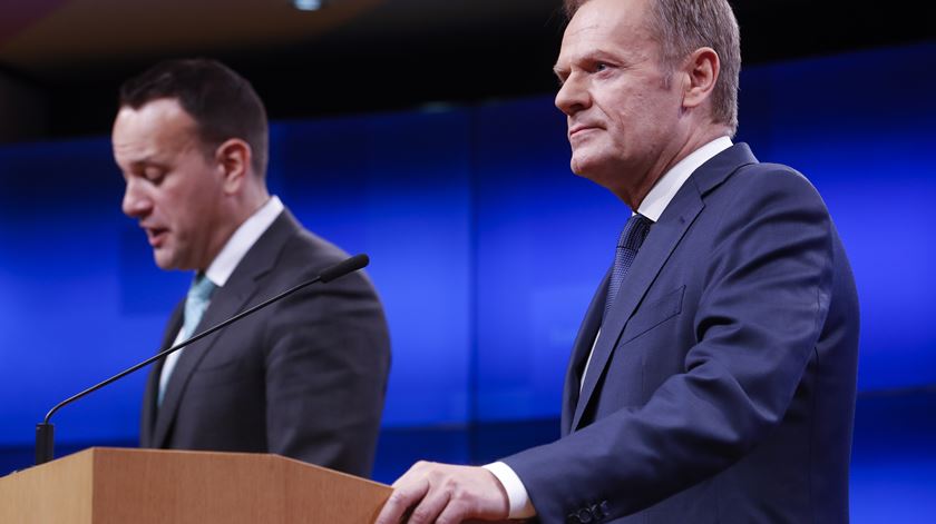 Tusk e Varadkar encontraram-se um dia antes de Theresa May ir a Bruxelas para uma nova reunião com Juncker. Foto: Olivier Hoslet/EPA