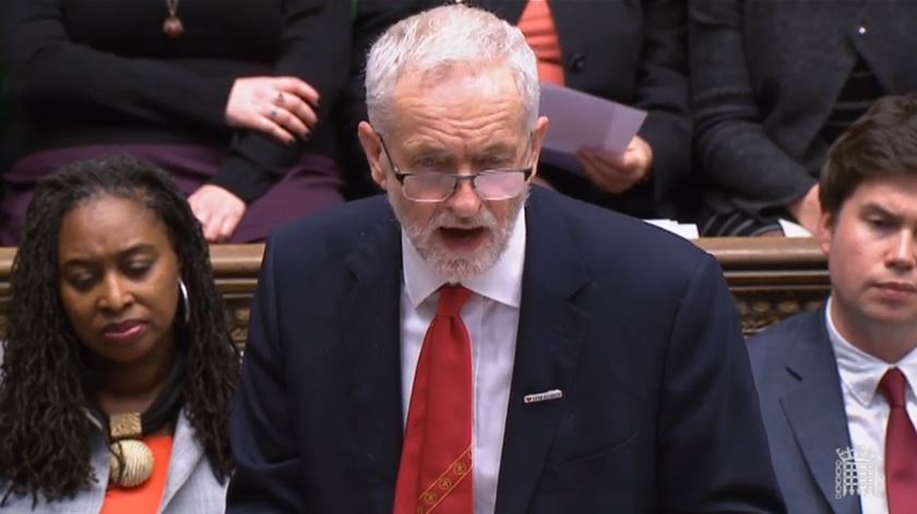 Jeremy Corbyn fica com a bancada parlamentar mais "curta". Foto: EPA