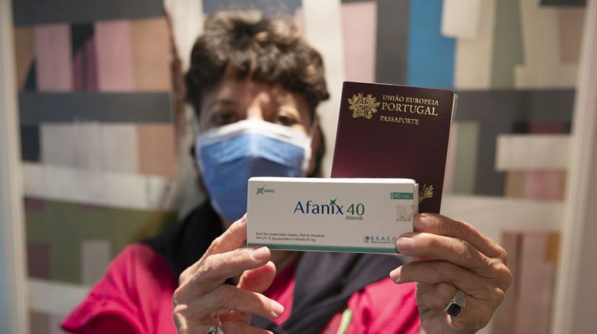 Zita de Freitas, doente oncológica, mostra o medicamento de que precisa. Foto: Nuno Veiga/ Lusa