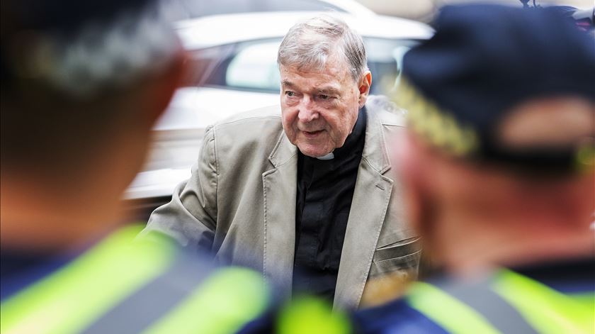 O Cardeal George Pell tinha sido condenado em 2019 a seis anos de prisão pelo abuso de dois rapazes na década de 1990. Foto: EPA