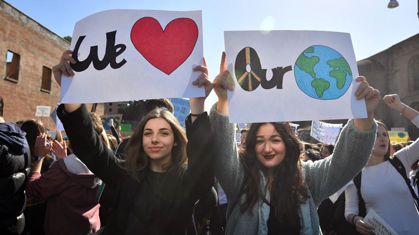  "Vamos legar às nossas crianças e futuras gerações um mundo onde valha a pena viver". Foto: Alessandro Di Meo/EPA