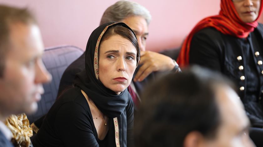 PM da Nova Zelândia, Jacinda Ardern, com membros da comunidade islâmica durante uma cerimónia em Christchurch depois do ataque a uma mesquita. Foto: EPA