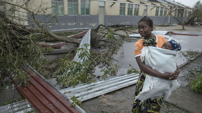 Uma mulher procura abrigo para si e para a sua criança em Moçambique. Foto: John Estey/CARE/EPA