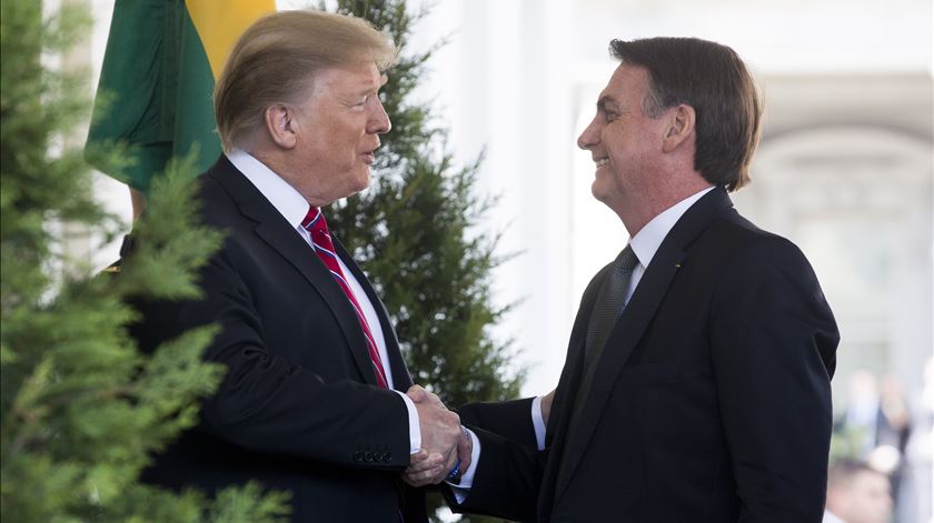 Trump e Bolsonaro estiveram com infetado de coronavírus. Foto: EPA