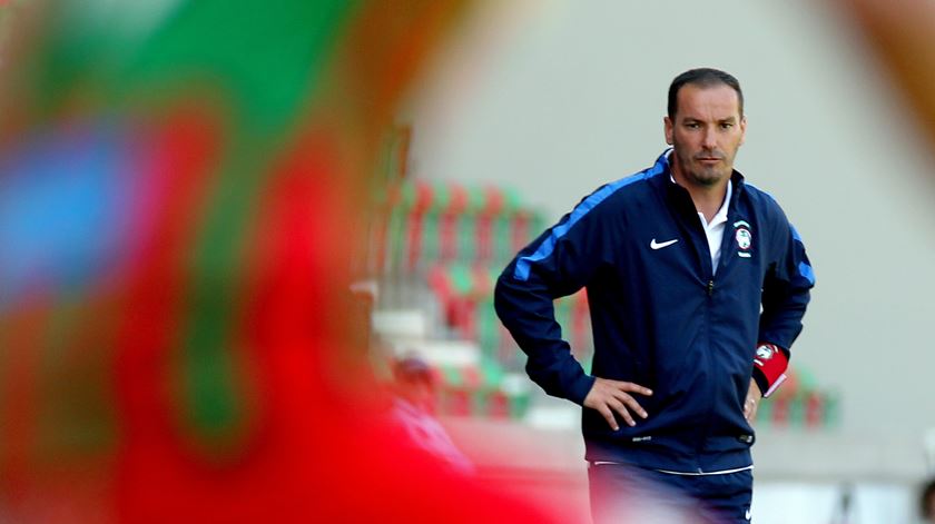 Do banco saíram instruções para vários jogadores forçarem cartões amarelos. Foto: Homem de Gouveia