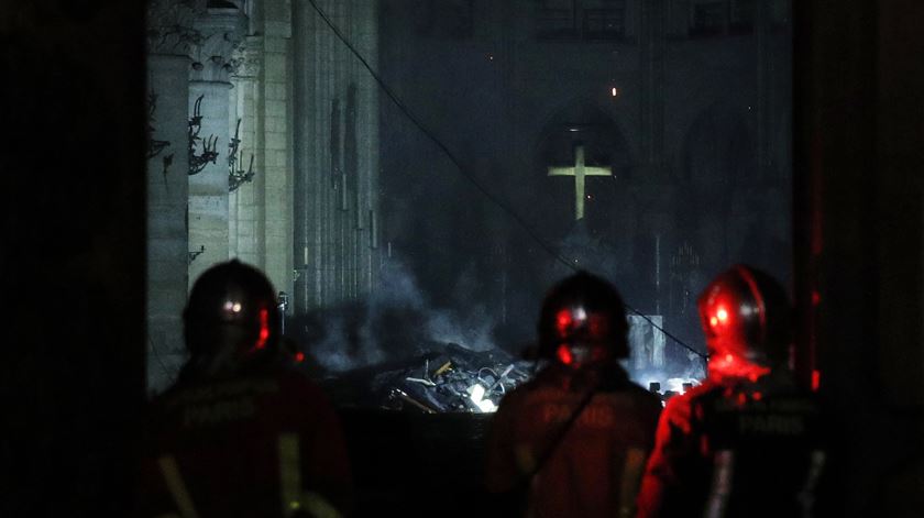 Rescaldo do incêndio na Catedral de Notre Dame, em Paris. Foto: Yoan Valat/EPA