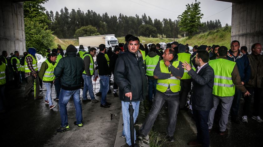 Greve dos motoristas de matérias perigosas leva ministro a pedir revisão da lei. Sindicatos falam em dramatização. Foto: Mário Cruz/Lusa