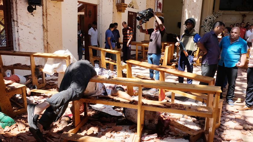 Destroços numa igreja do Sri Lanka. Foto: EPA