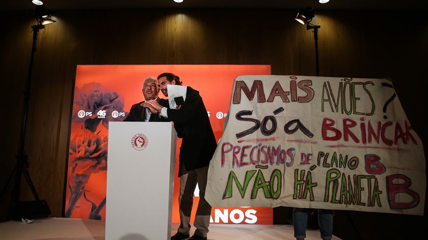 Ativista que interrompeu António Costa em protesto anti-aeroporto volta a ser julgado