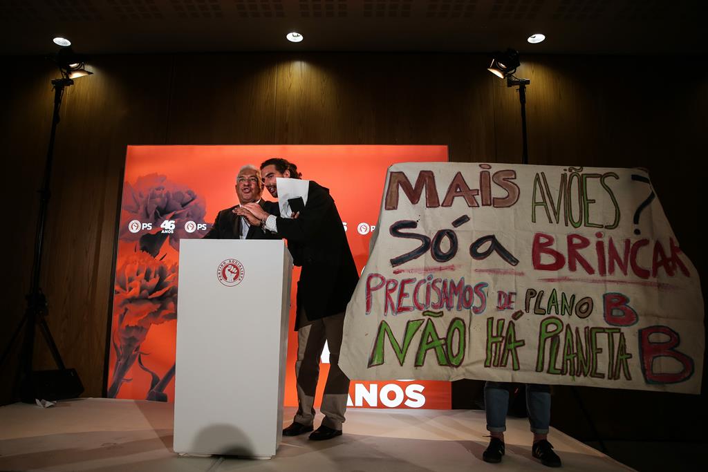 Discurso de Costa interrompido por protesto anti-aeroporto do Montijo