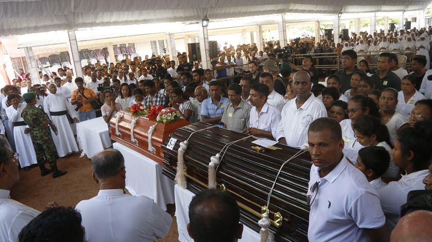 Funeral das vítimas dos ataques no Sri Lanka. Foto: M. A. Pushpa Kumara/EPA