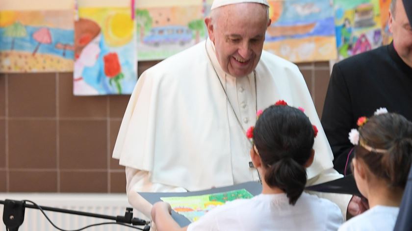 As crianças de Vrazhdebna ofereceram desenhos ao Papa. Foto: Maurizio Brambatti/EPA