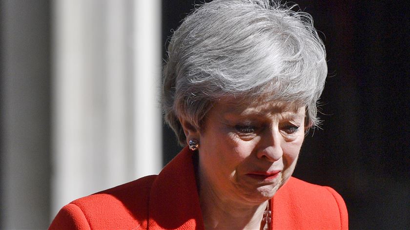 Theresa May sai emocionada. “Em breve deixarei o trabalho que foi a honra da minha vida”