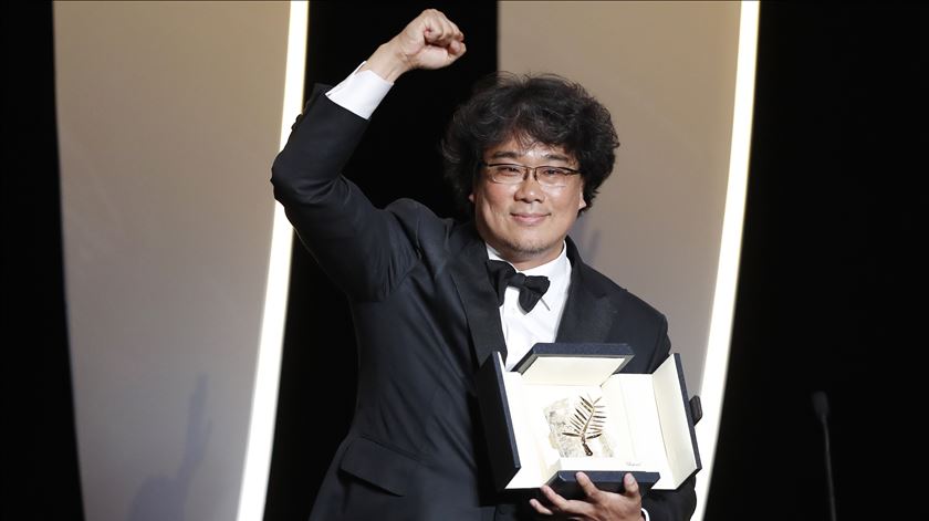 Bong Joon-ho com a Palma de Ouro. Foto: EPA