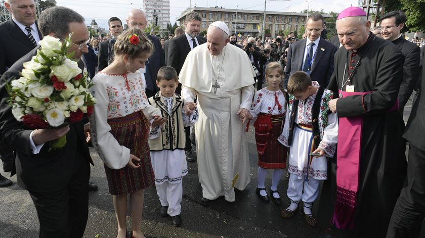 Francisco encontra-se com famílias na Roménia. Foto: EPA