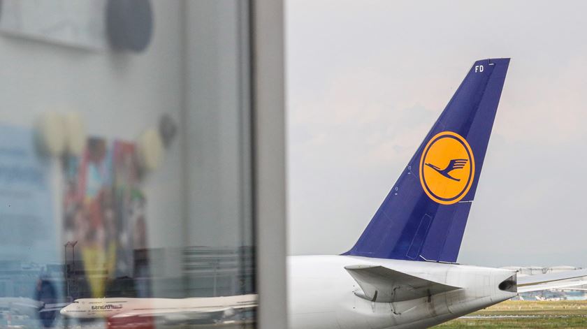 Voos fantasma. Ómicron faz companhias europeias voarem com aviões vazios