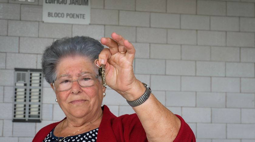 Uma moradora do prédio Coutinho exibe as chaves da sua casa na entrada do prédio. Foto: Arménio Belo/Lusa