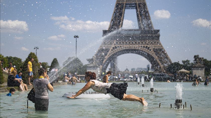 Onda de calor em Paris - pessoas refrescam-se nas fontes do Trocadero Foto: Ian Langsdon/EPA