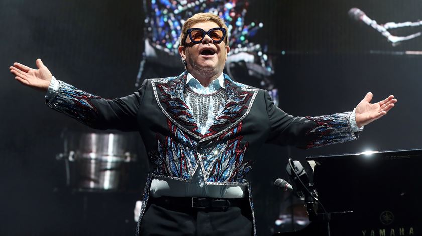 Elton John, Demi Moore e Salma Hayek entre os apresentadores dos Globos de Ouro