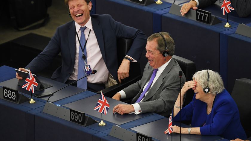 Richard James Tice, Nigel Farage e Ann Widdecombe do Partido do Brexit reagem na primeira sessão do recém eleito Parlamento Europeu. Foto: Patrick Seeger/EPA