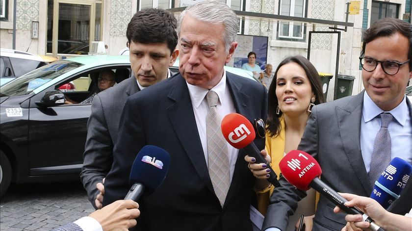 Salgado à chegada ao tribunal com um dos seus advogados, Francisco Proença de Carvalho. Foto: Manuel de Almeida/Lusa