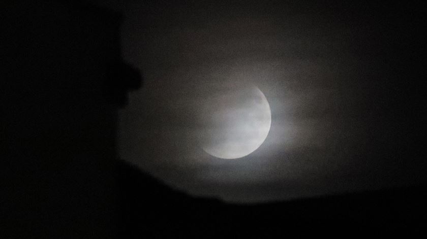 Eclipse parcial da Lua em Frankfurt Alemanha Foto: Armando Babadi/EPA