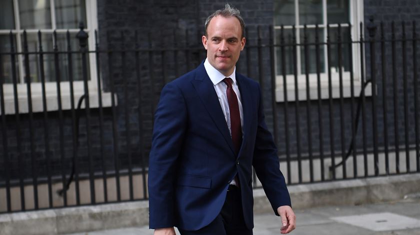 Dominic Raab sublinha que, no âmbito da suspensão dos trabalhos parlamentares, apenas estão em causa “quatro dias perdidos".  Foto: Neil Hall/EPA