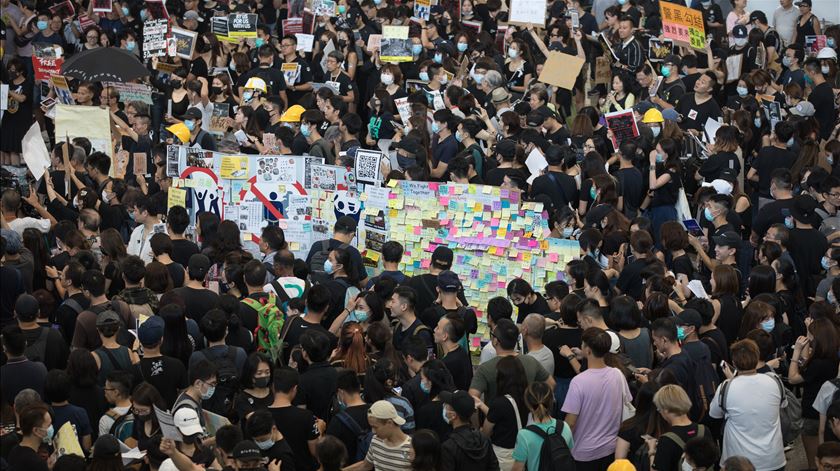 Os militantes criaram uma paredes de protesto inspirada pela "Lennon Wall" de Praga, um murro com declarações do Beatle. Foto: Jerome Favre/EPA