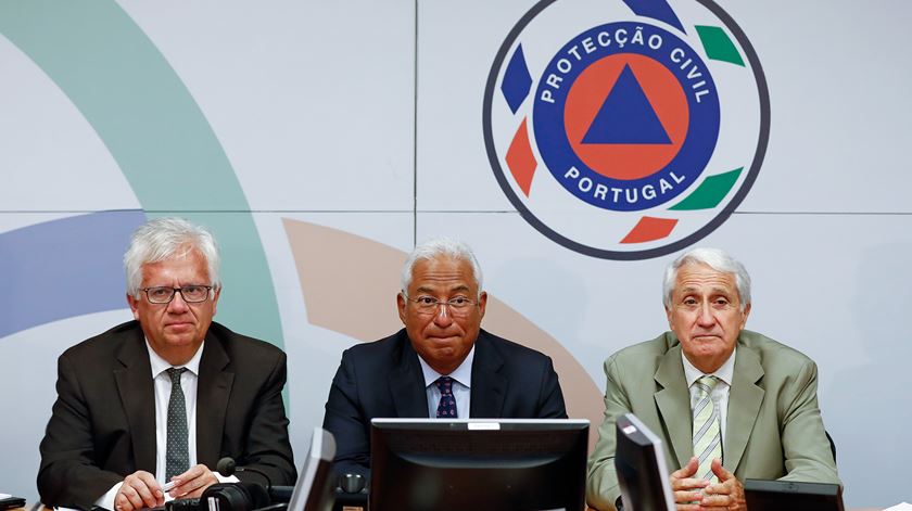 António Costa com Eduardo Cabrita e presidente da Autoridade Nacional de Emergência e Proteção Civil, Mourato Nunes  Foto: António Pedro Santos/Lusa