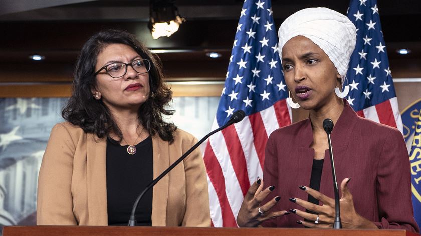 Congressistas Rashida Tlaib e Ilhan Omar. Foto: Jim Lo Scalzo/EPA