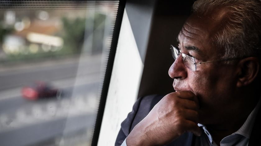 Momento introspetivo de António Costa na viagem de comboio entre Coina e Pragal. Foto: Mário Cruz/Lusa