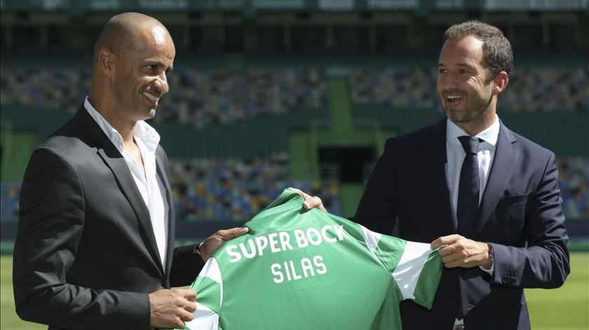 "Silas é um treinador que joga como equipa grande", elogia Varandas. Foto: Miguel A. Lopes/Lusa