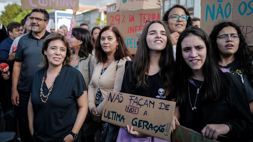 Catarina Martins juntou-se, em Braga, a uma manifestção integrada na "Greve Geral pelo Clima". Foto: Hugo Delgado/Lusa