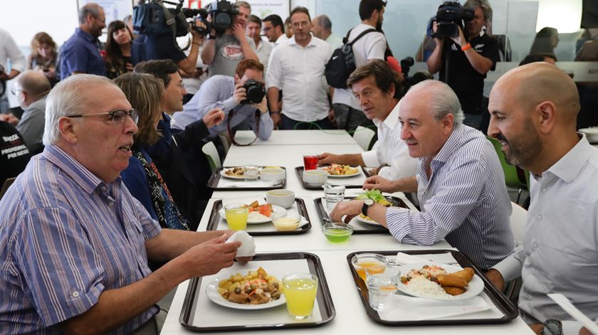 O "histórico" Ângelo correia juntou-se à campanha do PSD, almoçando com Rui Rio na cantina de uma fábrica em Águeda. Foto: Tiago Petinga/Lusa